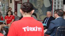Başkan Şadi Özdemir’den filenin genç sultanlarına motivasyon ziyareti